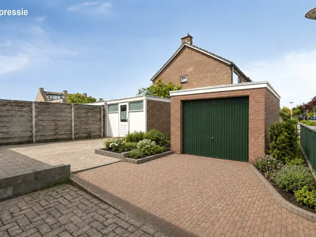 Van Alkemadelaan 15, LIMMEN