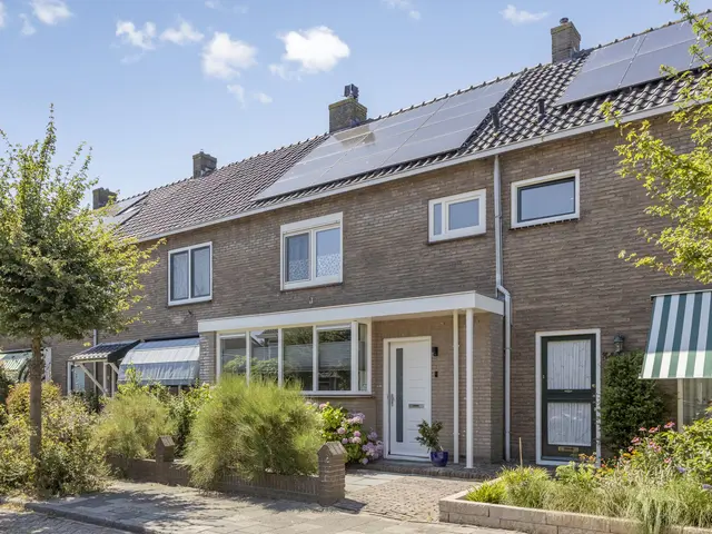 Wethouder Twaalfhovenstraat 36, UITGEEST