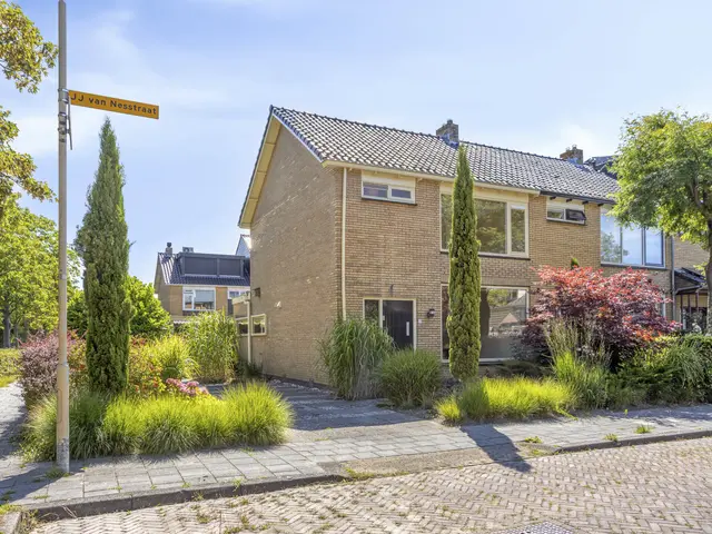 J.J. van Nesstraat 1, CASTRICUM