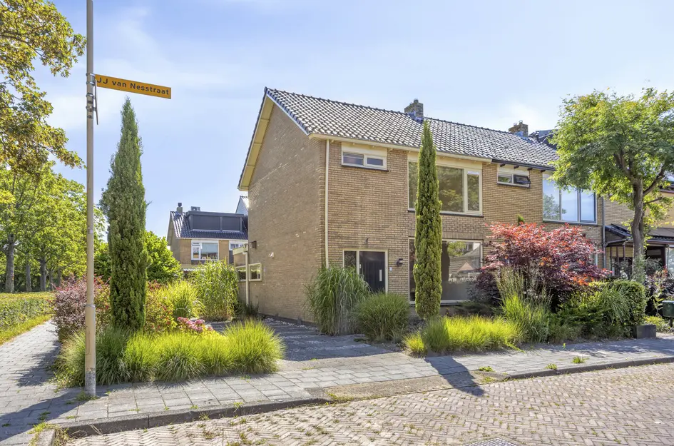 J.J. van Nesstraat 1