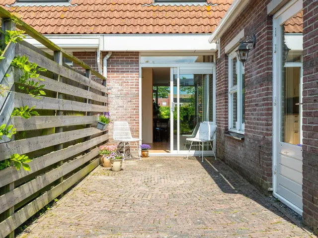 De Terp 63, UITGEEST