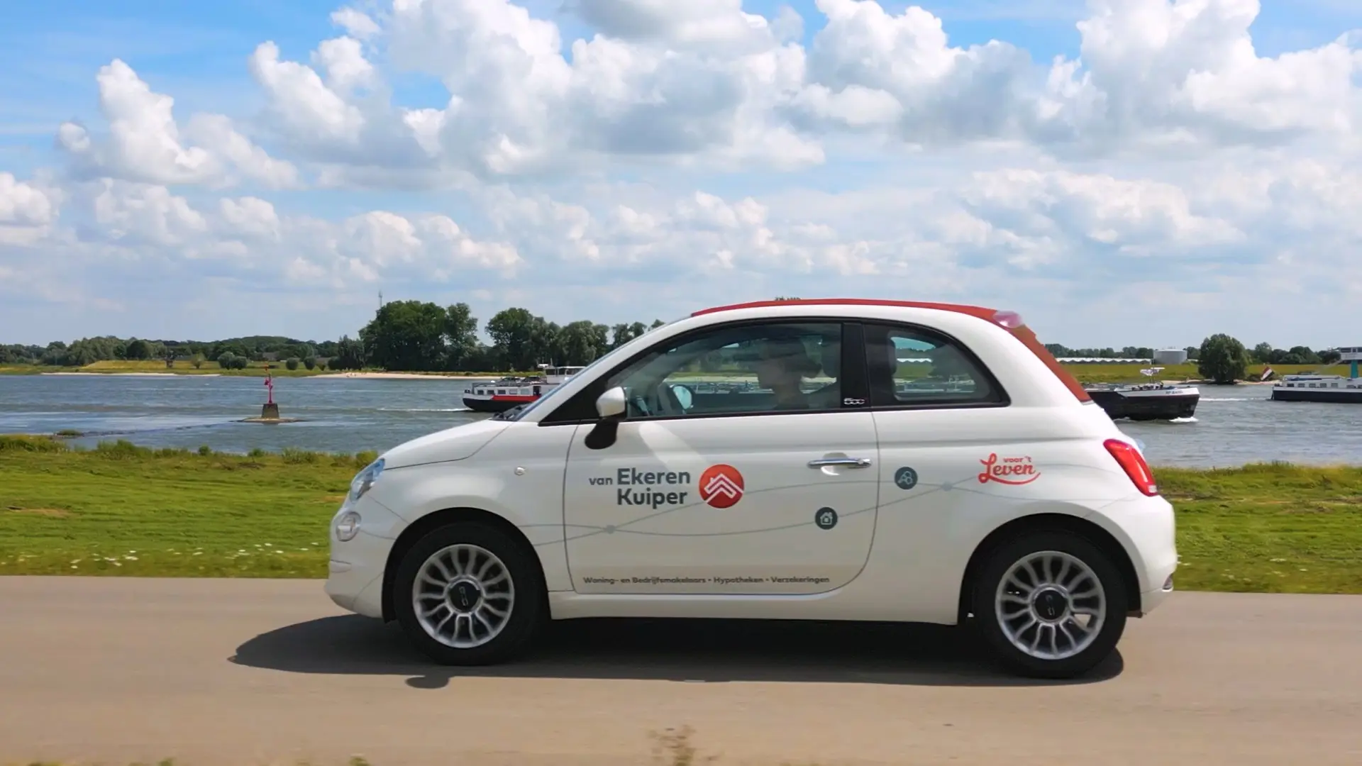 Van Ekeren Kuiper-auto langs de rivier