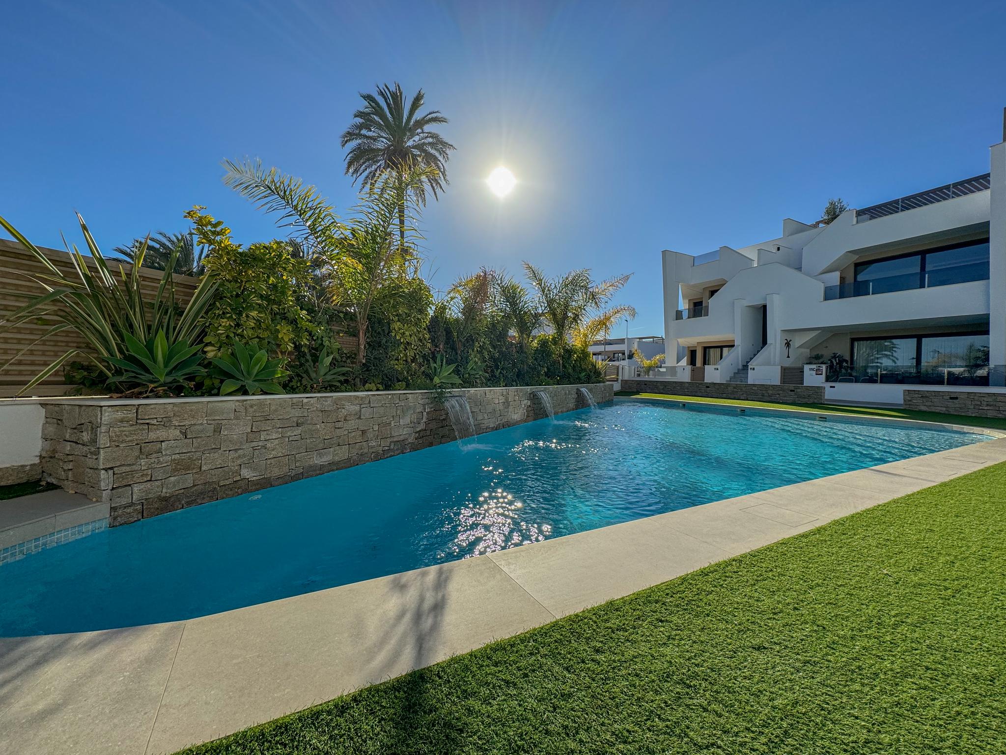 LLana Beach 26 , afbeelding 1