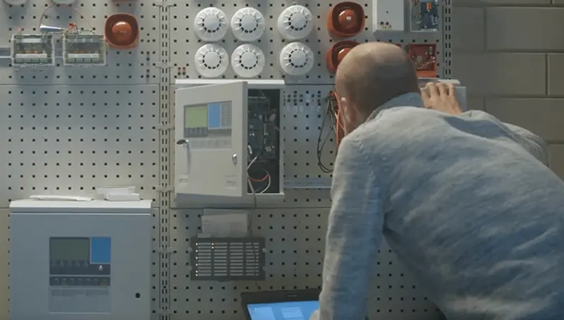 Hoe vaak moet een brandmeldinstallatie worden onderhouden?