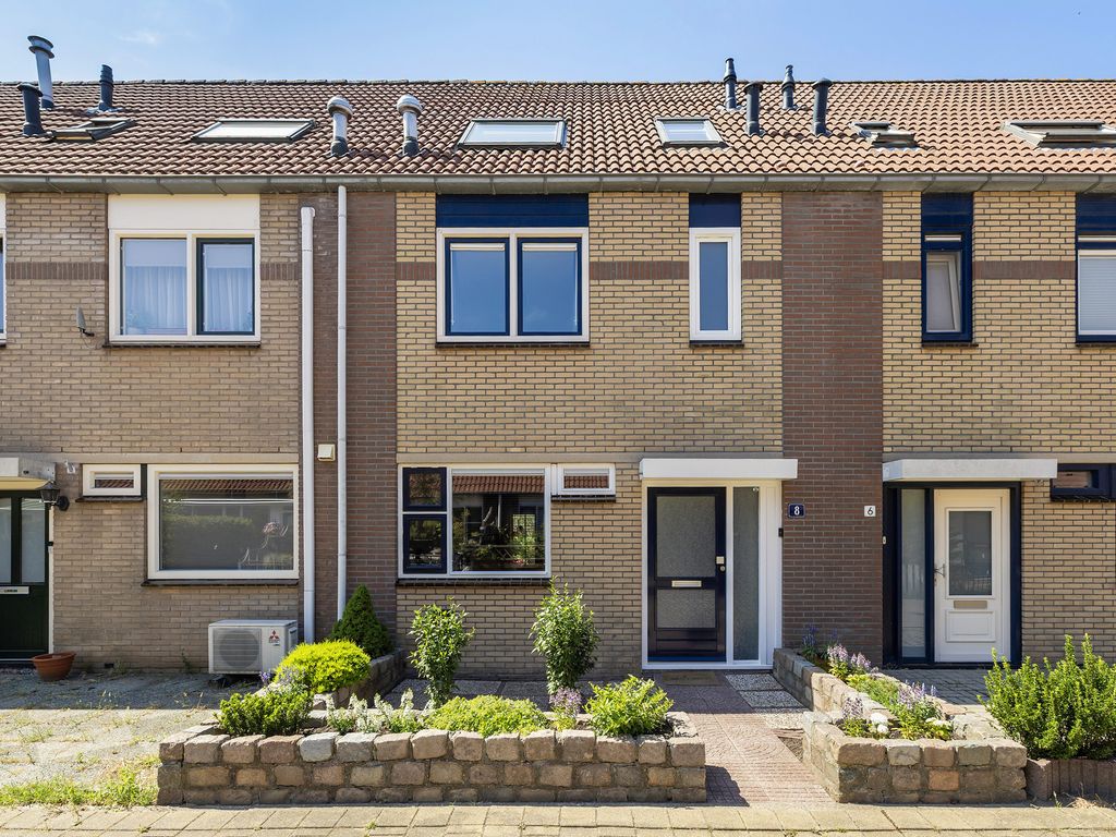 Toernooiveld 8, OOSTVOORNE