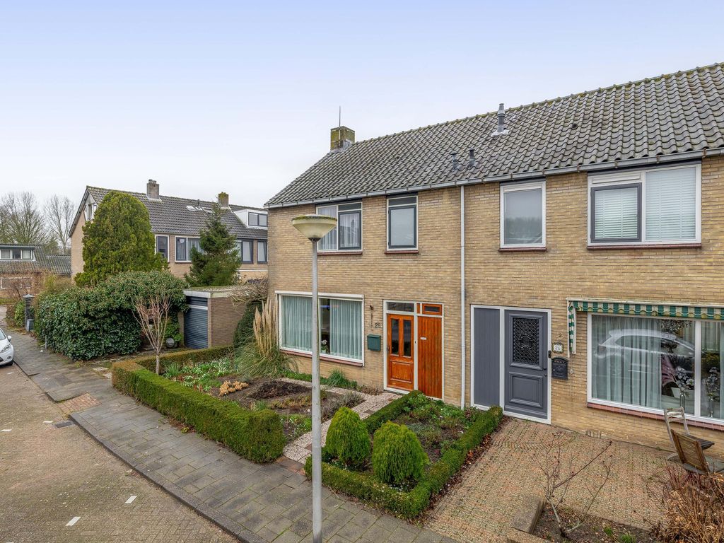 Julianalaan 28, ZWARTEWAAL