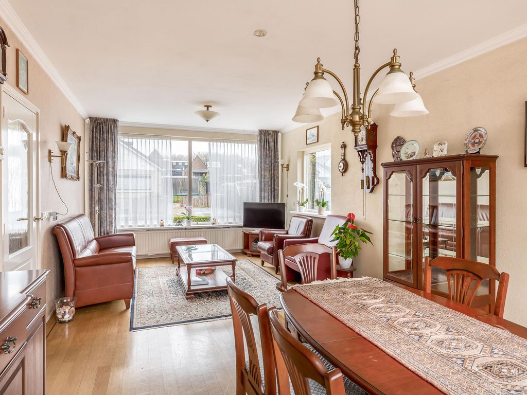 Julianalaan 28, ZWARTEWAAL