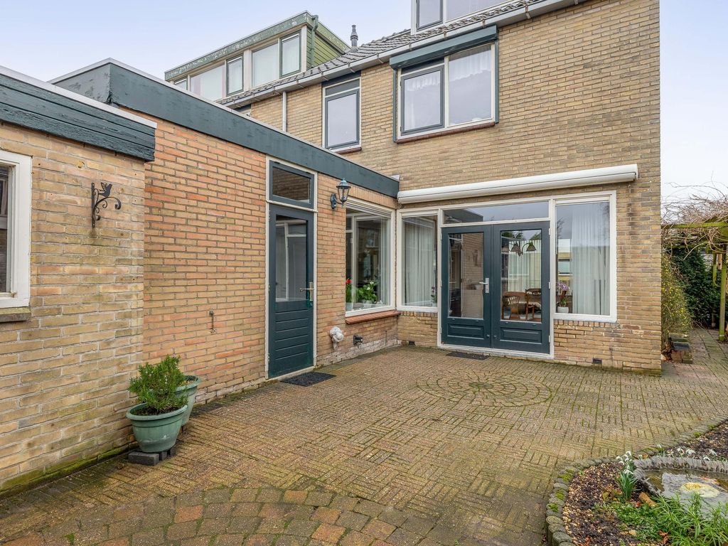 Julianalaan 28, ZWARTEWAAL