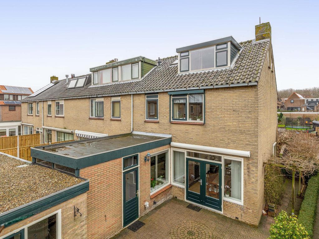 Julianalaan 28, ZWARTEWAAL