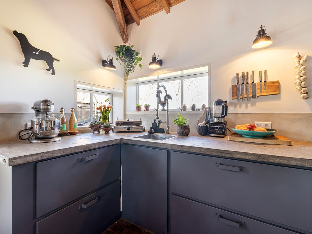 Wouddijk 12, ZWARTEWAAL