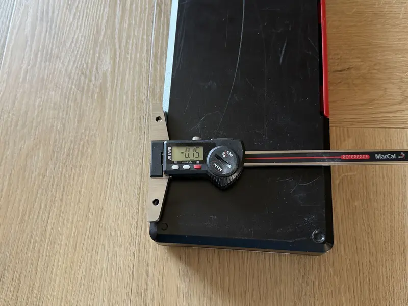 Pvc vloer lijkt ongelijk door strijklicht: wanneer is er echt iets aan de hand?