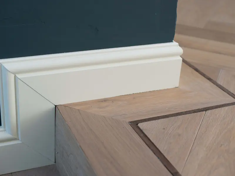 Randafwerking bij houten vloeren: de nieuwste trends en stijlvolle plinten