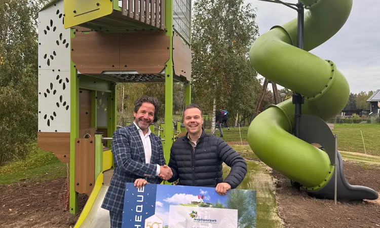 Het nieuwe inclusieve speeltoestel in het Jeugdspeelpark Hendrik-Ido-Ambacht officieel geopend.