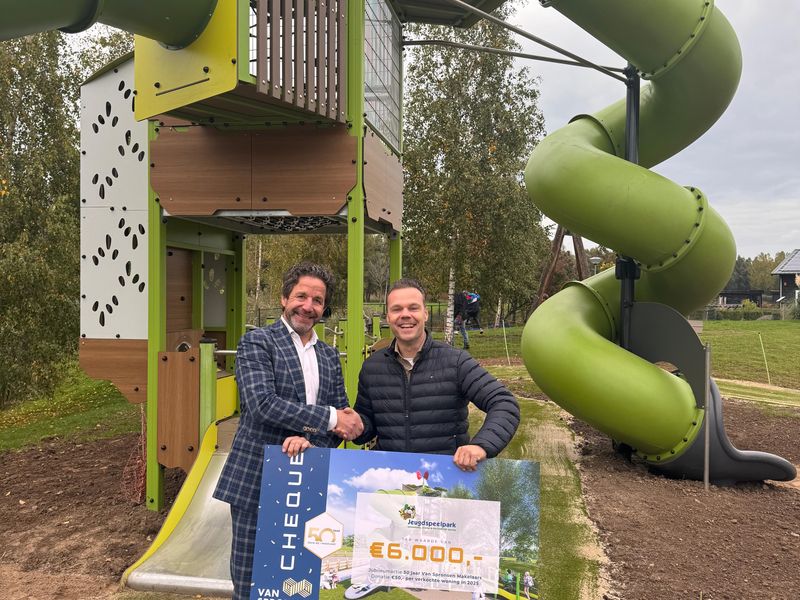 Het nieuwe inclusieve speeltoestel in het Jeugdspeelpark Hendrik-Ido-Ambacht officieel geopend.