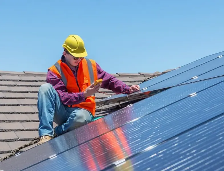Plan vervanging asbestdaken door groen dak met zonnepanelen