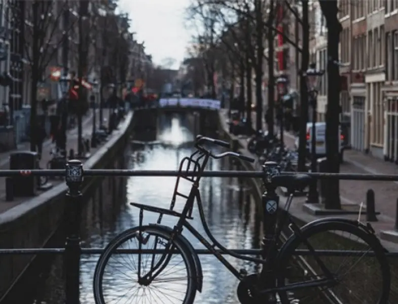 Amsterdam dwingt met zelfwoonplicht beleggers tot middenhuur