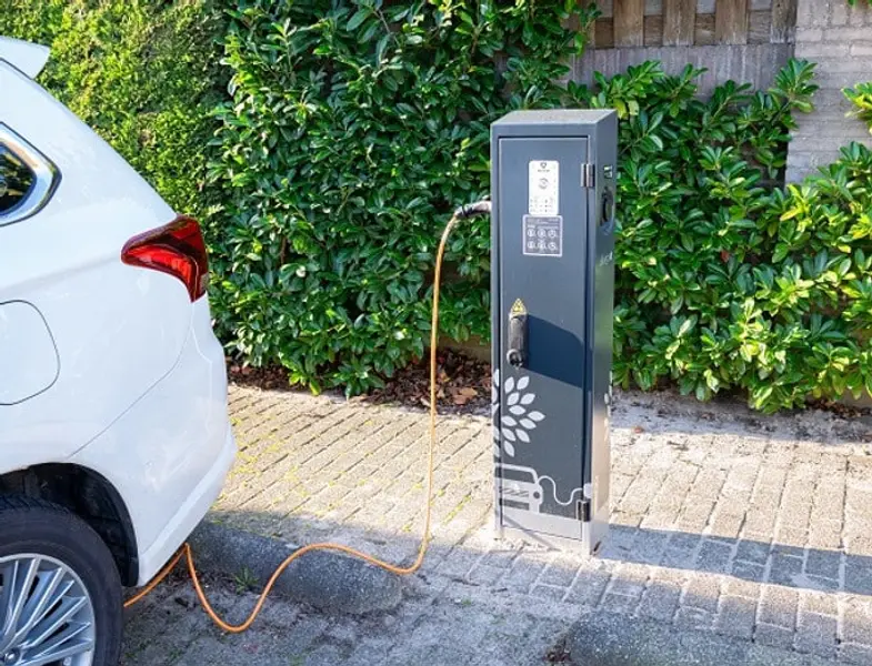 Makkelijker een laadpaal door subsidie voor VvE