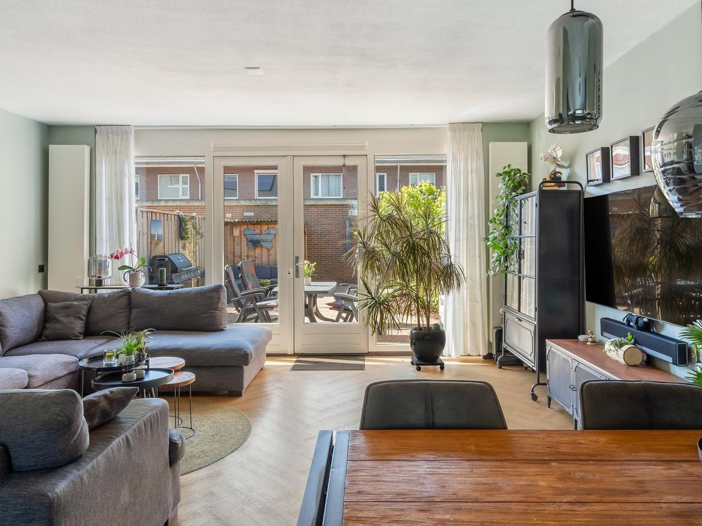 Kubbeplantsoen 10, Hoogvliet