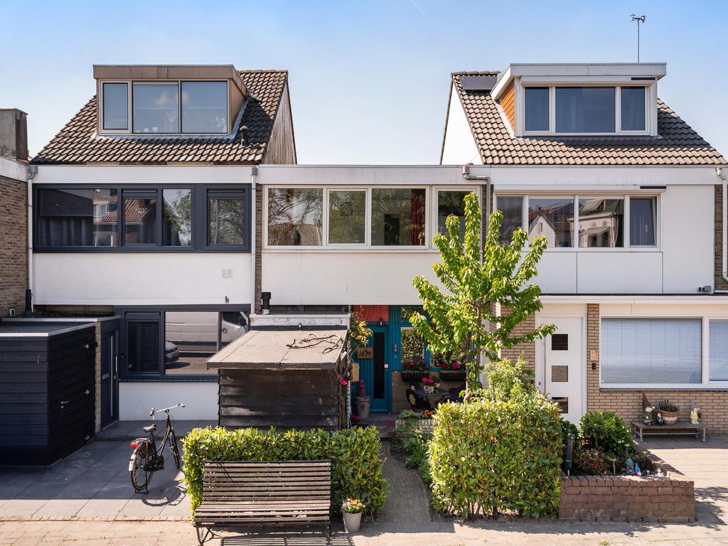 Madroelstraat 18, Pernis