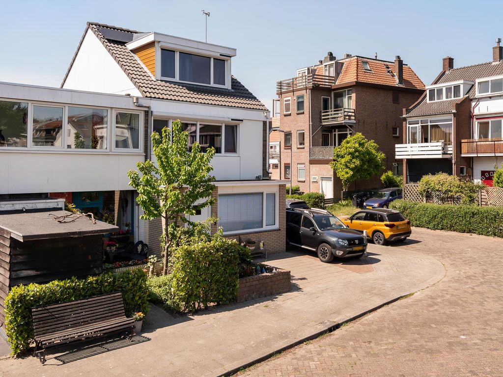 Madroelstraat 18, Pernis