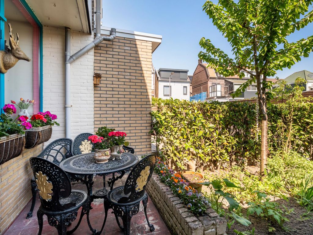 Madroelstraat 18, Pernis