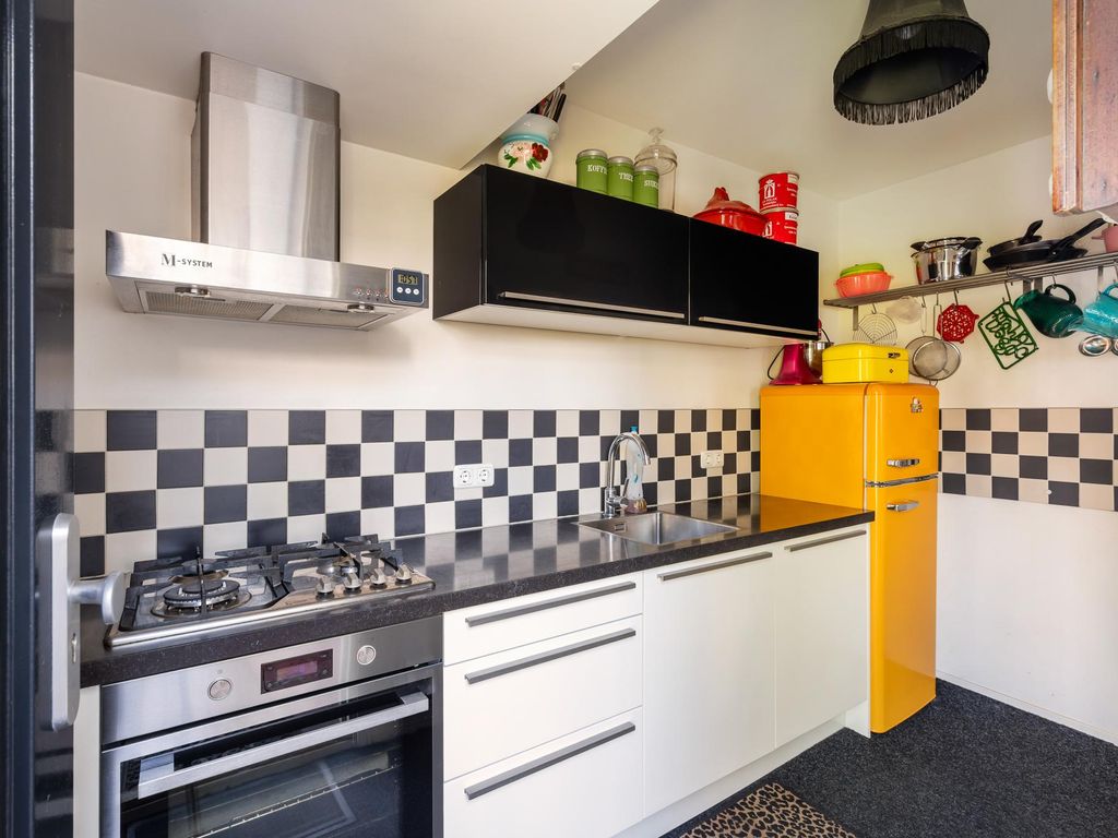 Madroelstraat 18, Pernis