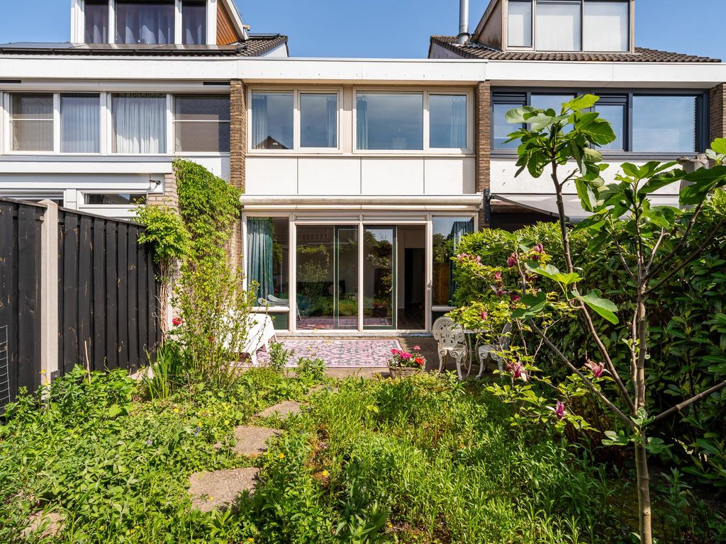 Madroelstraat 18, Pernis
