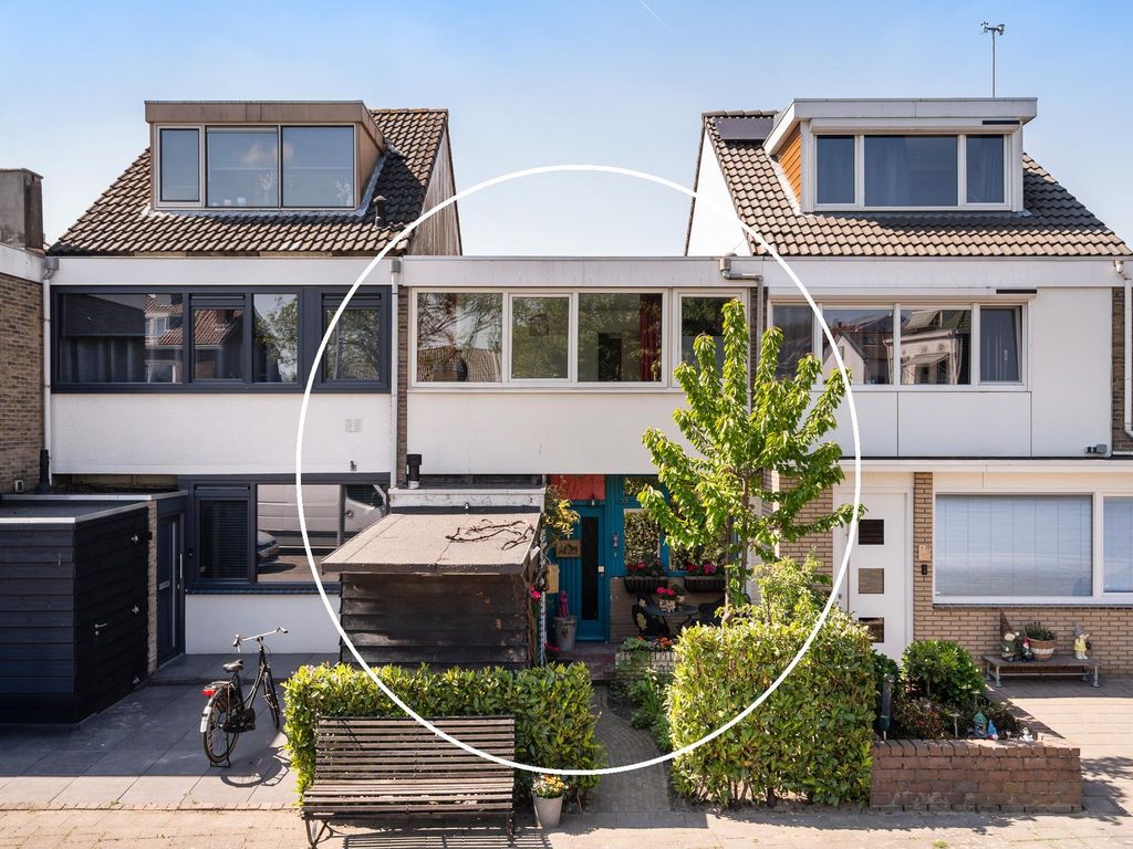 Madroelstraat 18, Pernis