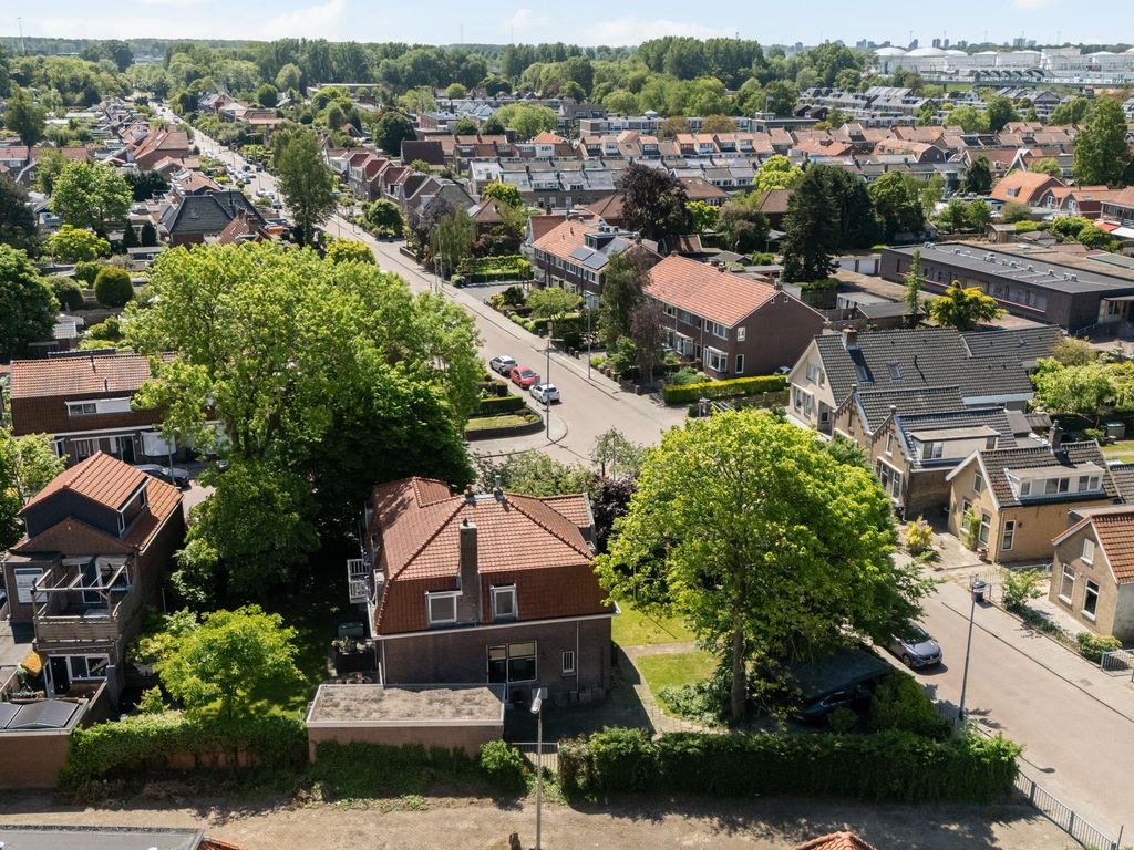 Burgemeester van Esstraat 58, Pernis
