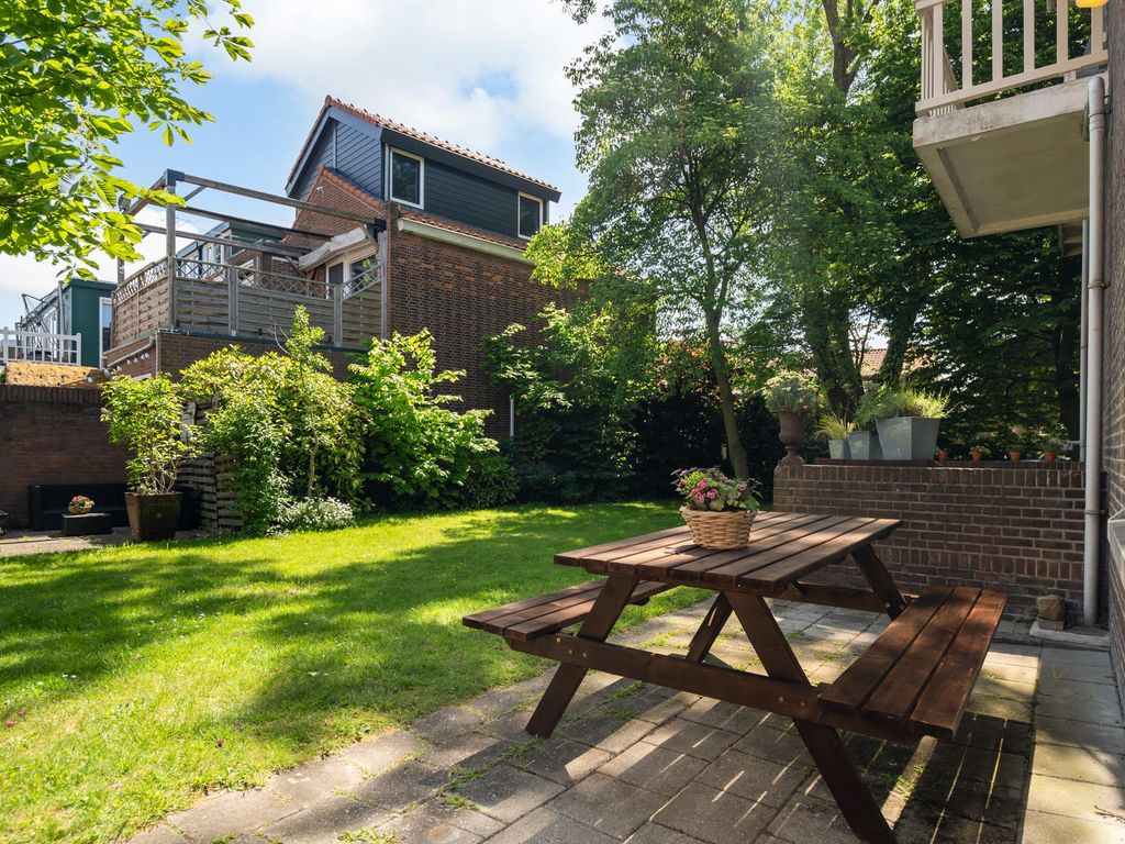 Burgemeester van Esstraat 58, Pernis