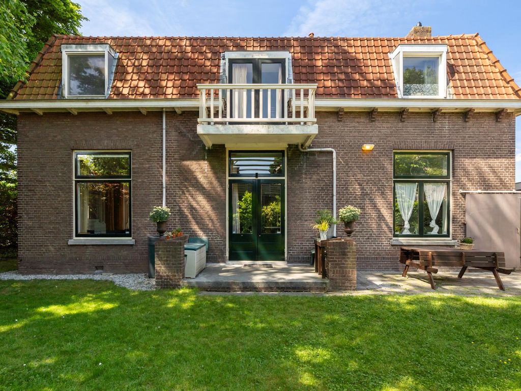 Burgemeester van Esstraat 58, Pernis