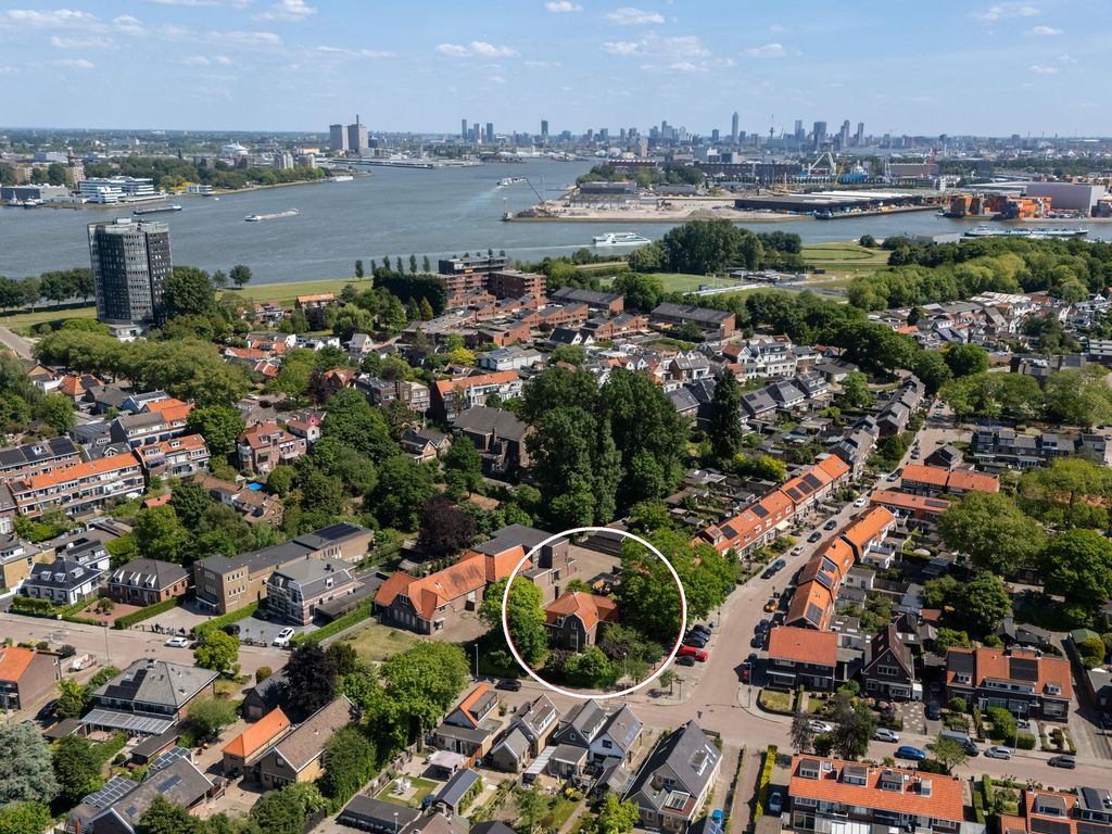 Burgemeester van Esstraat 58, Pernis