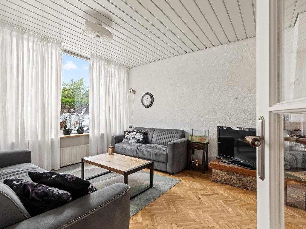 Van Zyll de Jongstraat 98, Pernis