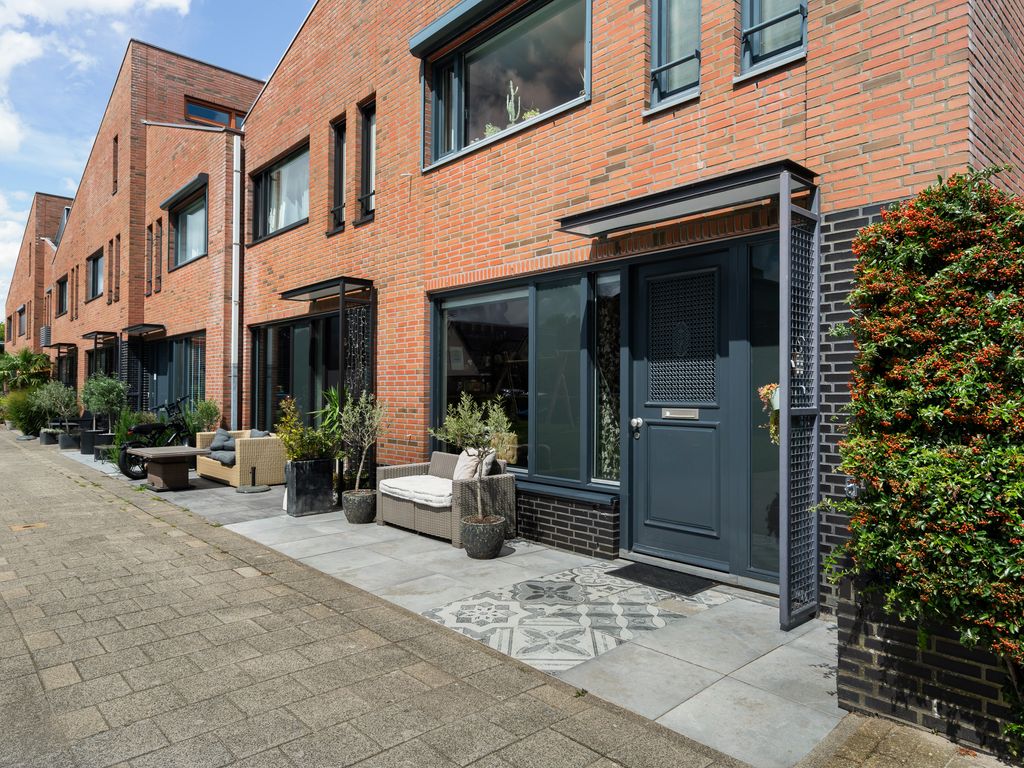 Zellingstraat 84, Pernis