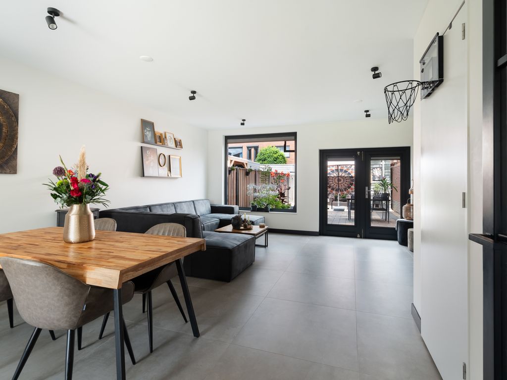 Zellingstraat 84, Pernis