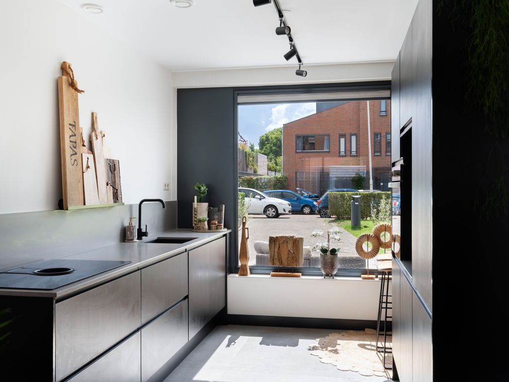 Zellingstraat 84, Pernis