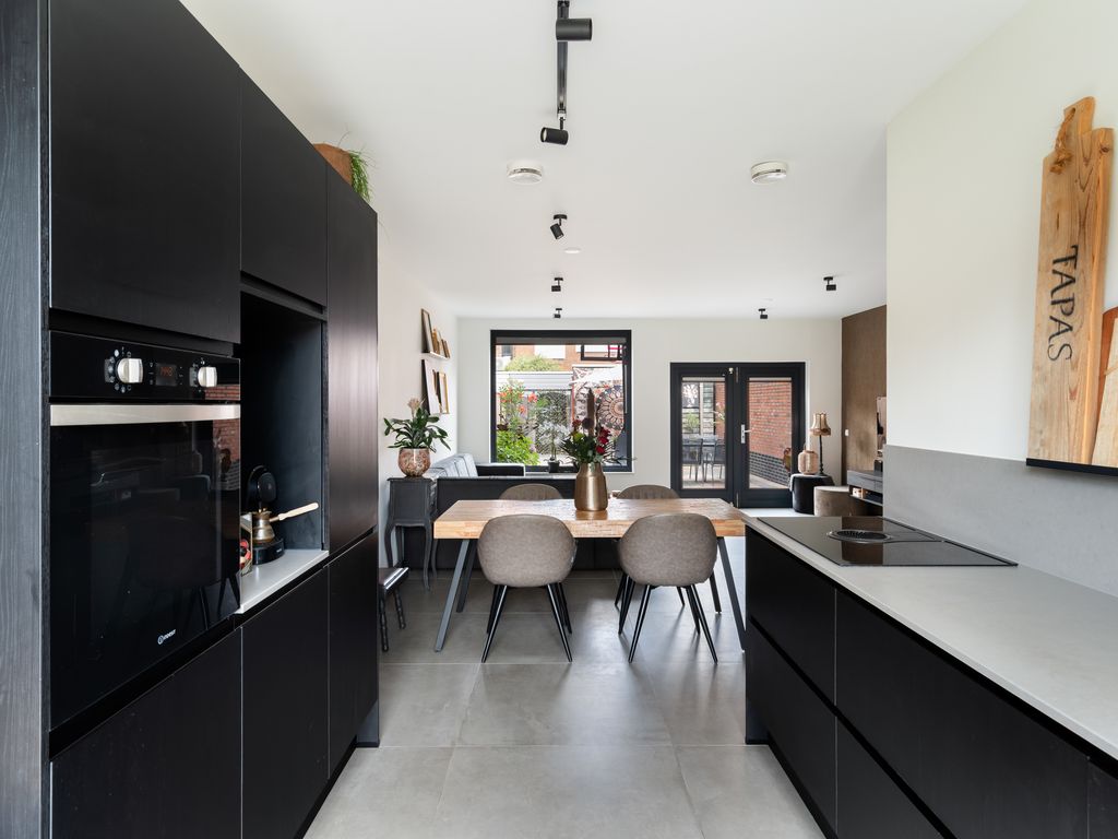 Zellingstraat 84, Pernis