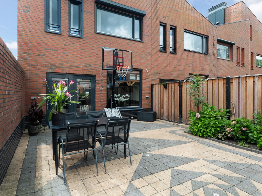 Zellingstraat 84, Pernis