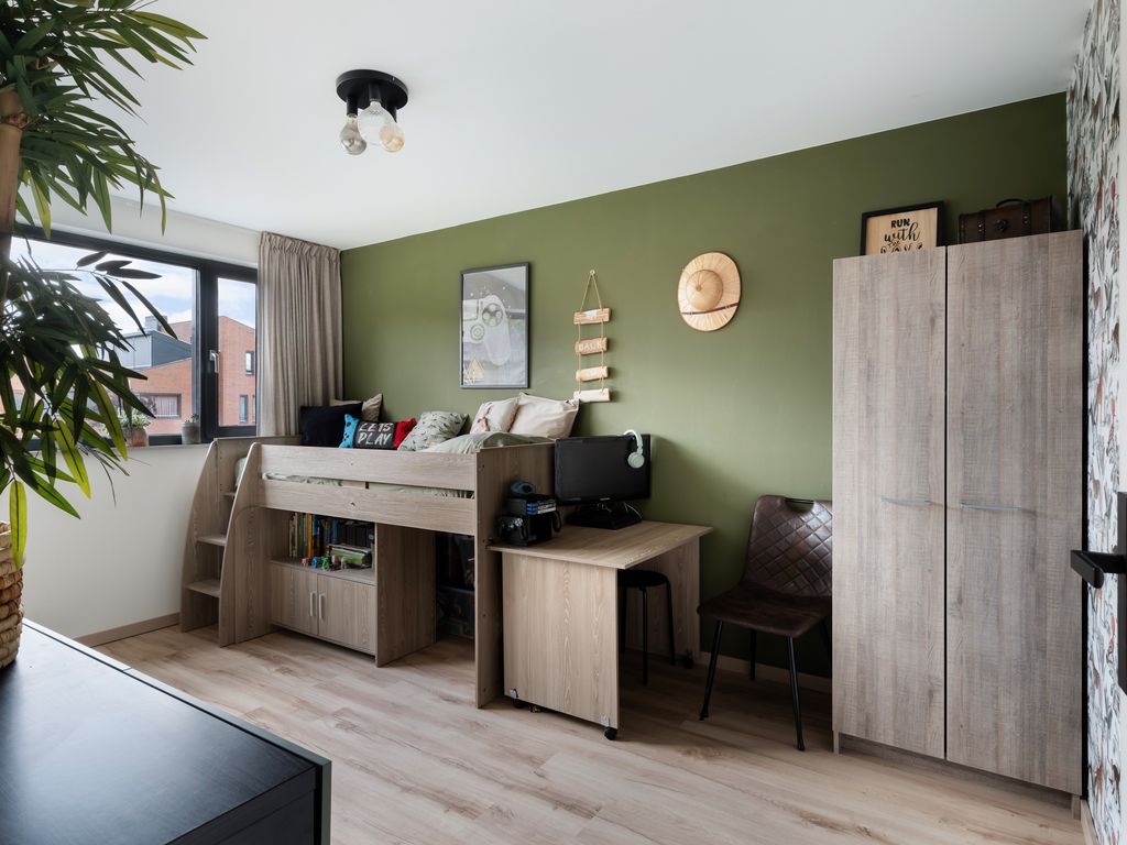 Zellingstraat 84, Pernis