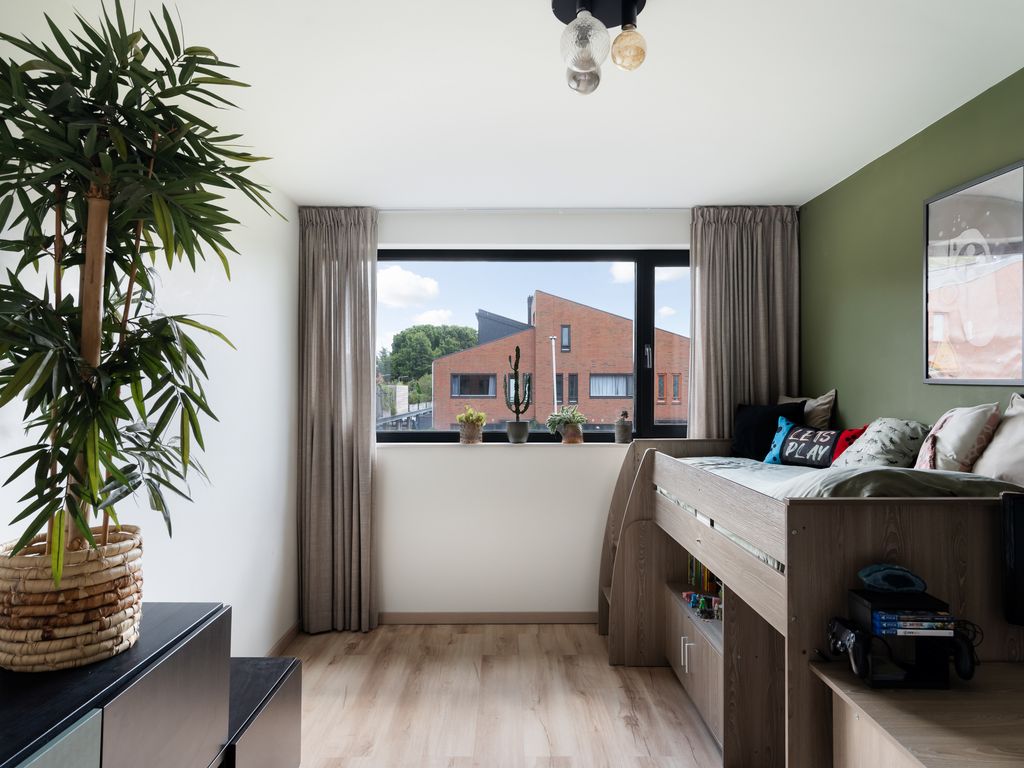 Zellingstraat 84, Pernis