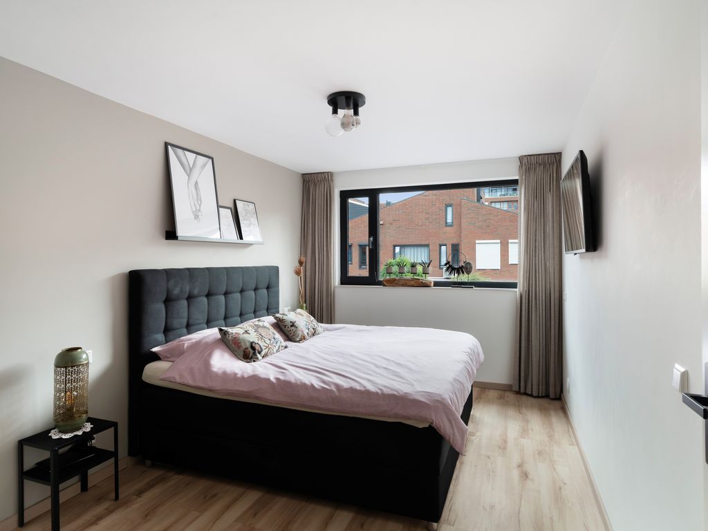 Zellingstraat 84, Pernis