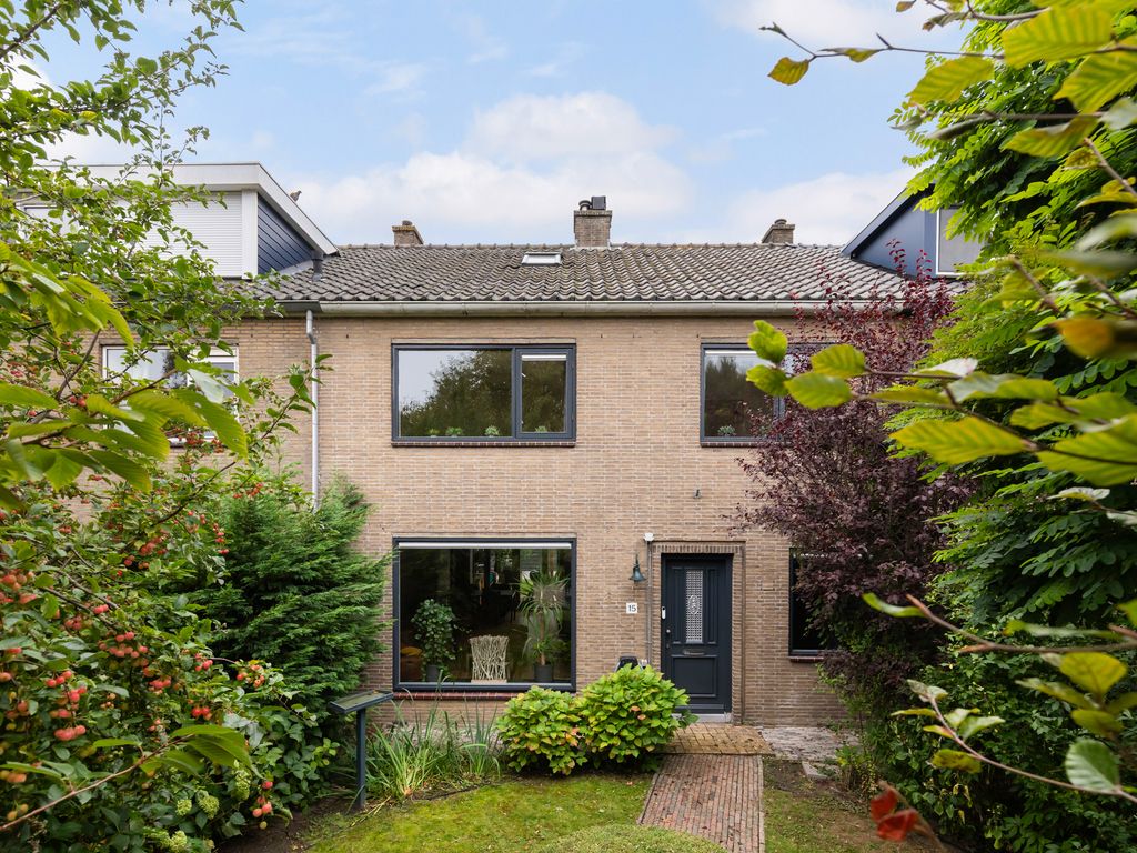 Curaçaoplein 15, Hoogvliet
