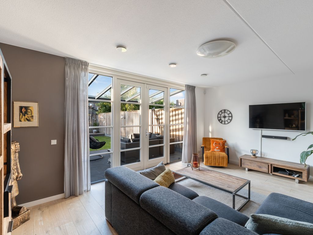 Voorneveldstraat 14, Pernis