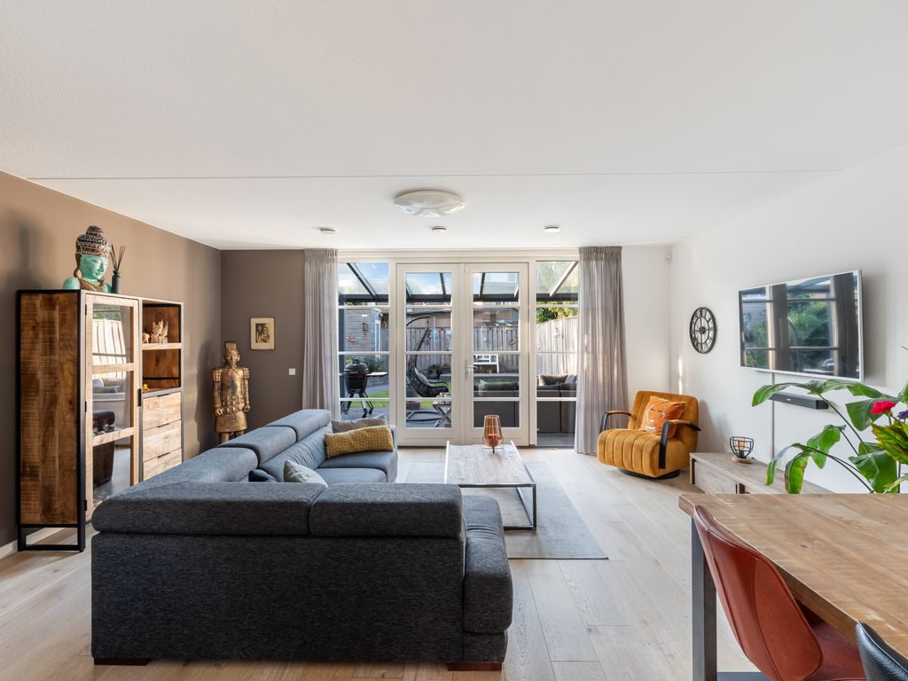 Voorneveldstraat 14, Pernis