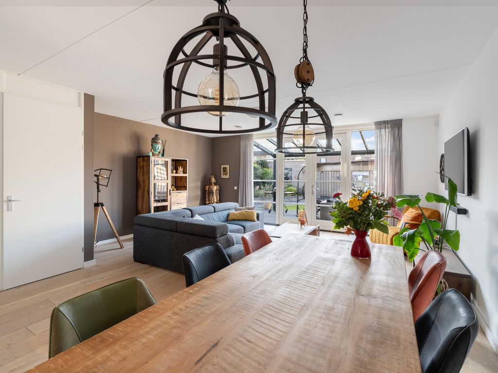 Voorneveldstraat 14, Pernis