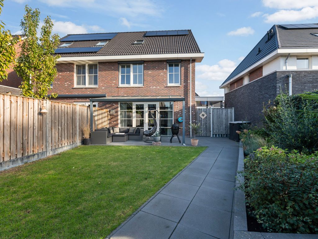 Voorneveldstraat 14, Pernis