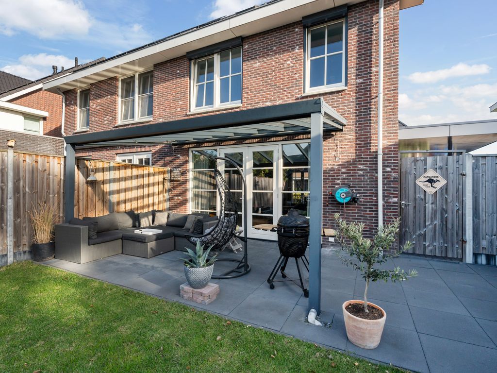 Voorneveldstraat 14, Pernis