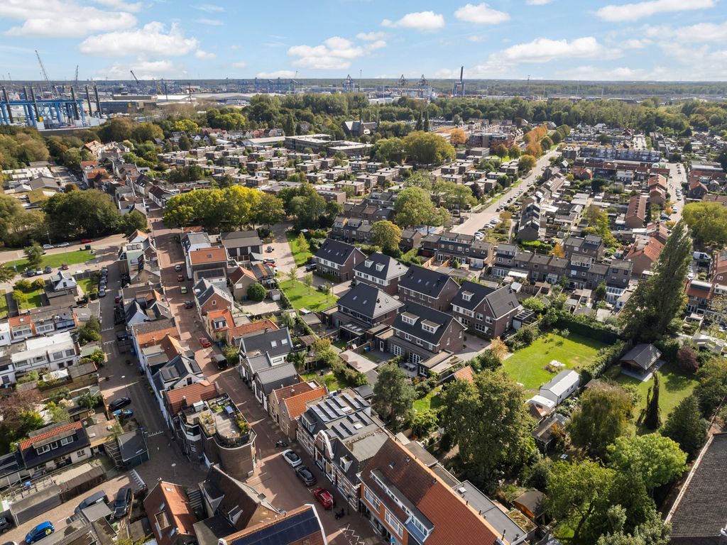 Voorneveldstraat 14, Pernis
