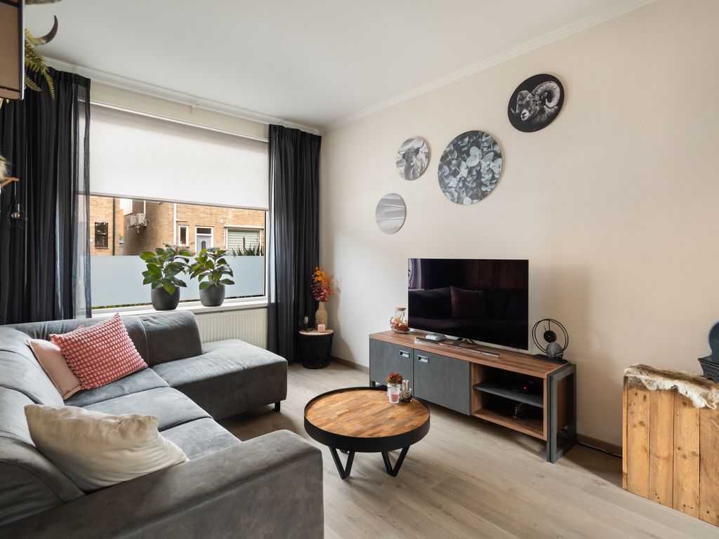 Vrijlandtstraat 64, Pernis