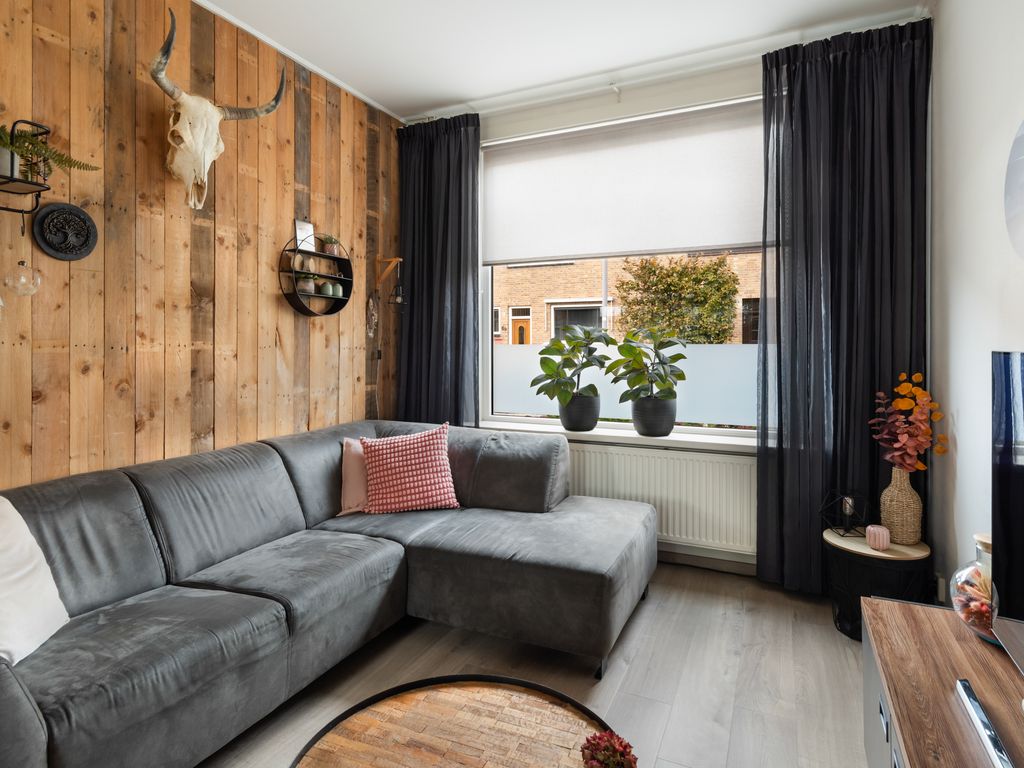 Vrijlandtstraat 64, Pernis